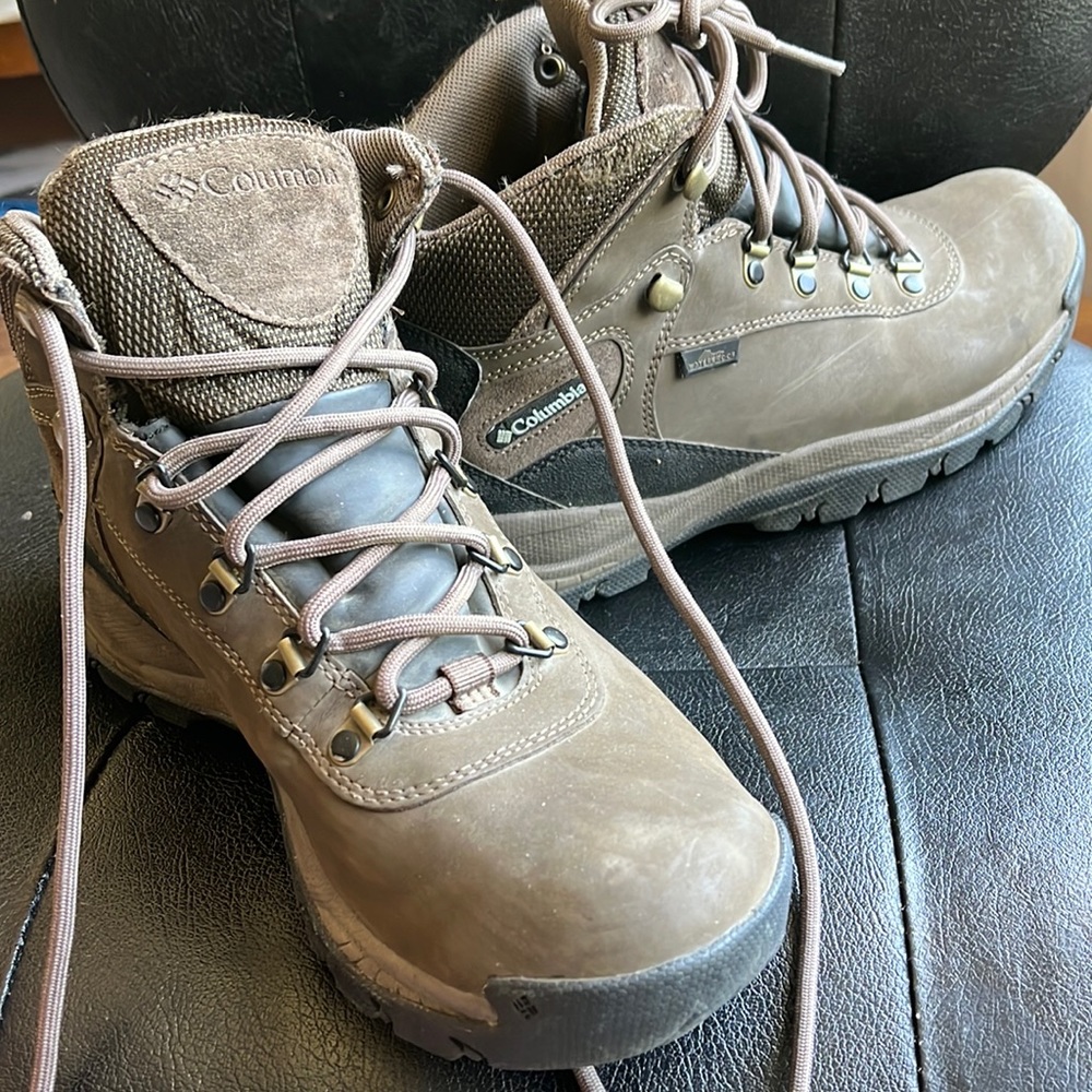 Columbia waterproof hiking boots 8.5 newton ridge
